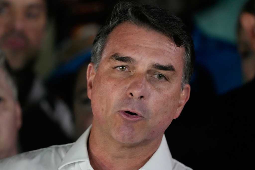 Defeated Brazilian presidential candidate Flávio Bolsonaro and his family land in Miami — Lake Mary Community news